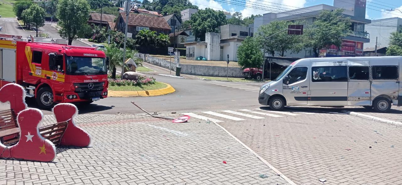 Acidente entre Van da saúde e Micro Ônibus no calçadão em frente ao termas de Quilombo - SC