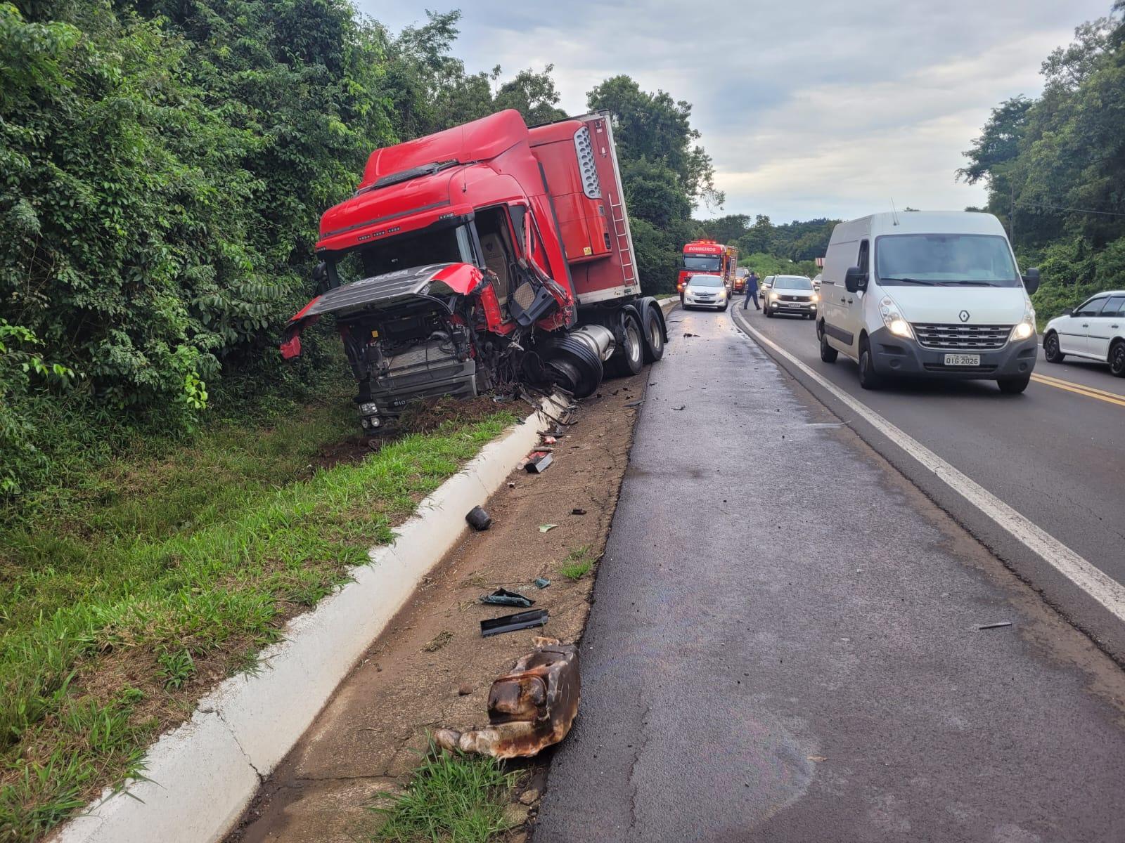 COLISÃO LATERAL ENTRE CARRO E CARRETA DEIXA DUAS PESSOAS FERIDAS NA BR 282