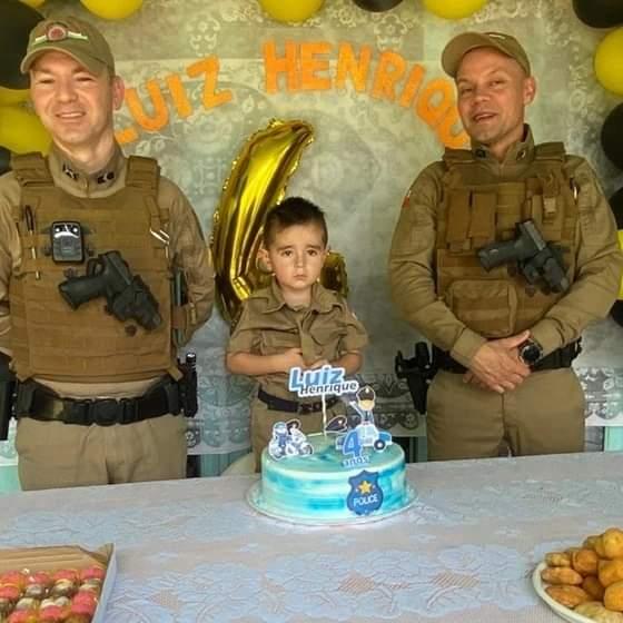 CRIANÇA RECEBE VISITA SURPRESA DA POLÍCIA MILITAR NO SEU ANIVERSÁRIO E SE EMOCIONA