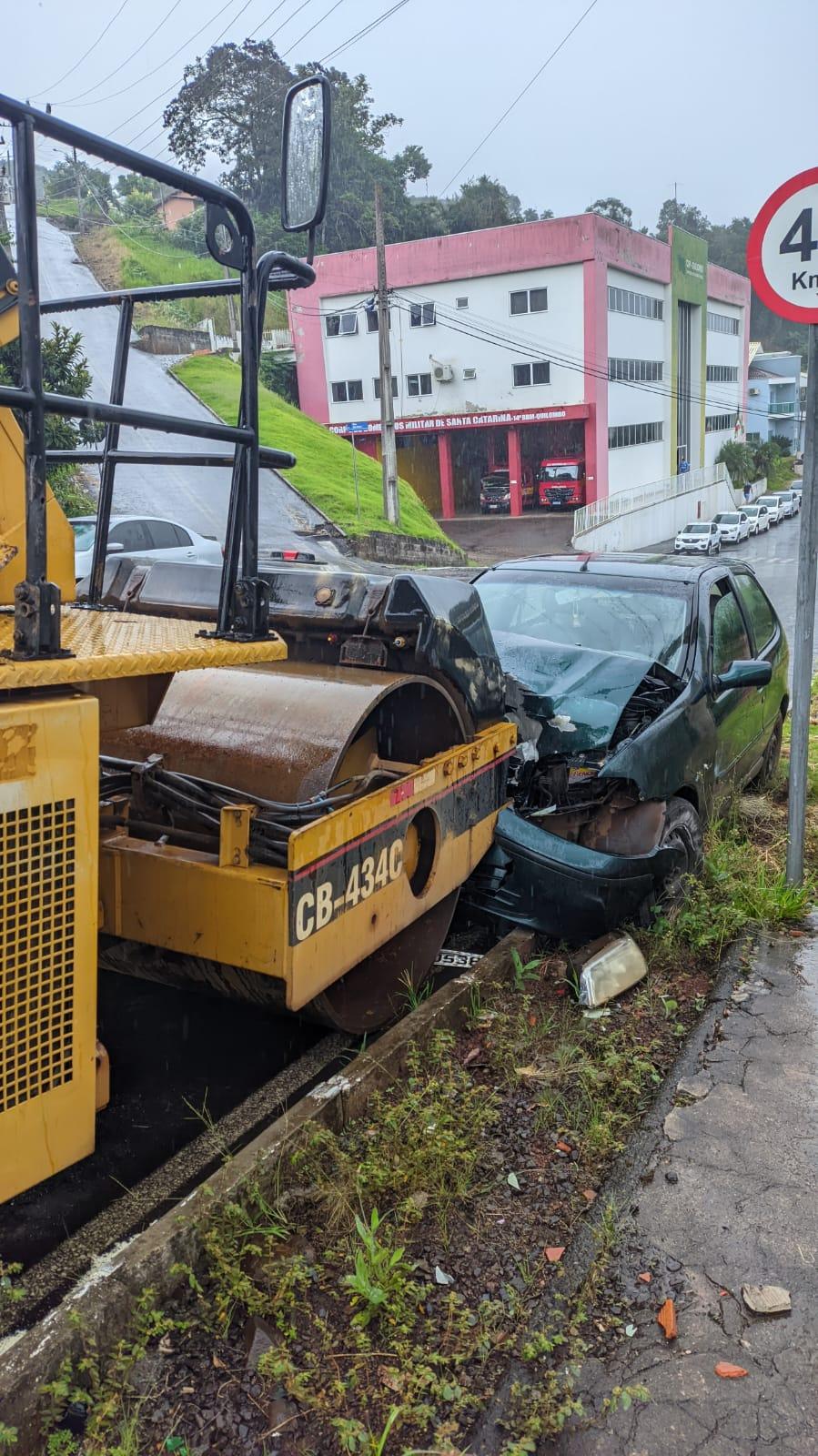 ACIDENTE ENTRE VEÍCULO FIAT PÁLIO E ROLO NO CENTRO DE QUILOMBO/SC