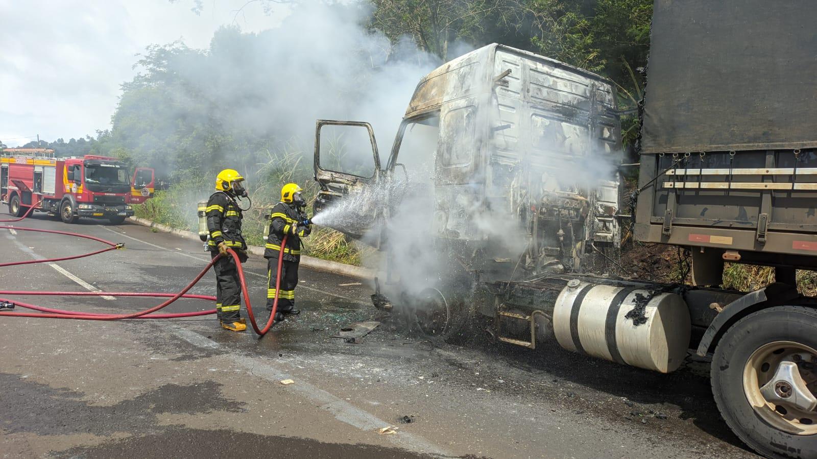 Carreta de Quilombo carregada de grão pega fogo na SC-157 entre Coronel Freitas e Quilombo.