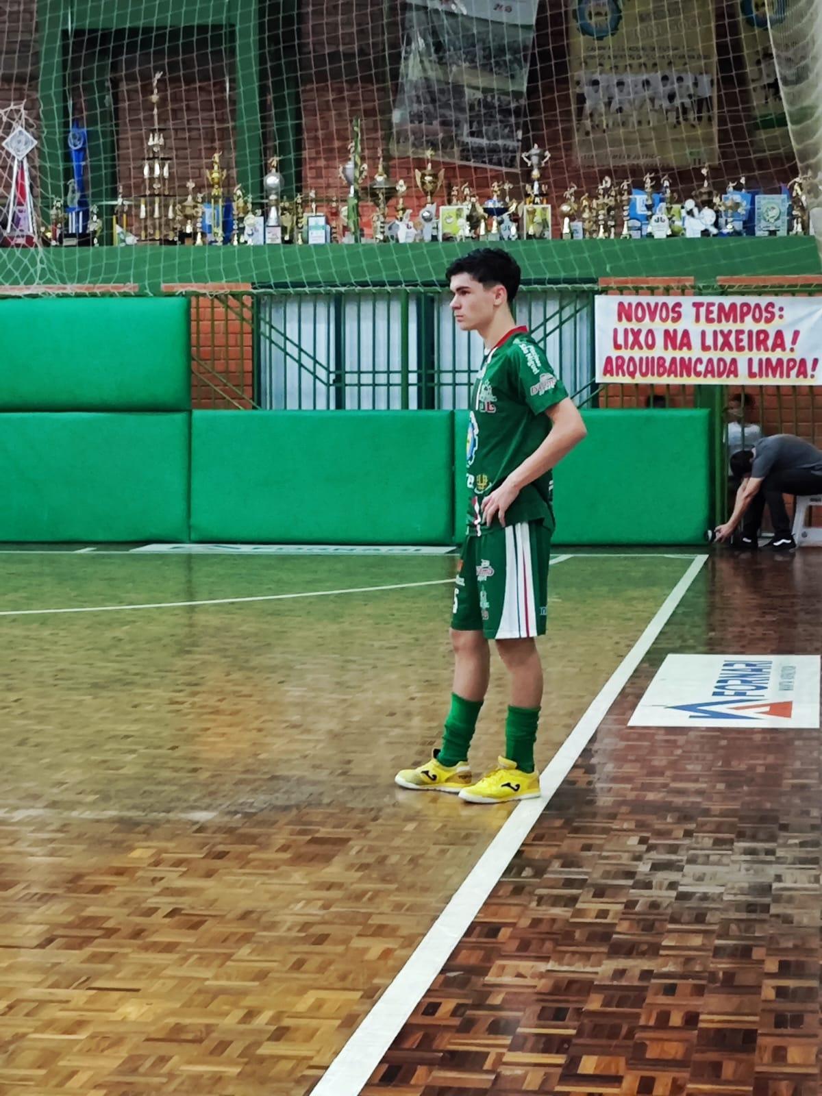 Mais um atleta de futsal de Quilombo rumo ao sucesso.