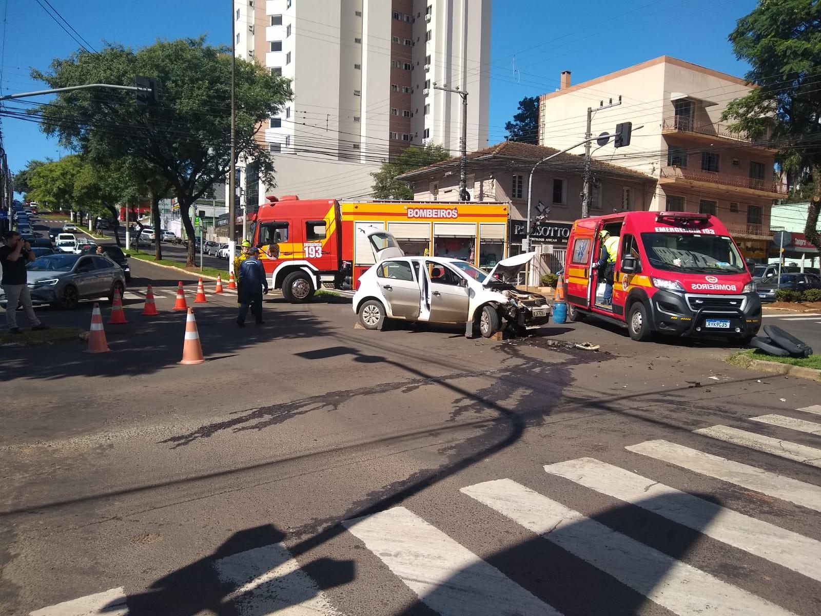 Mulher de 54 anos precisa ser retirada pelo porta mala do veículo gol, após colisão entre carros em Chapecó.