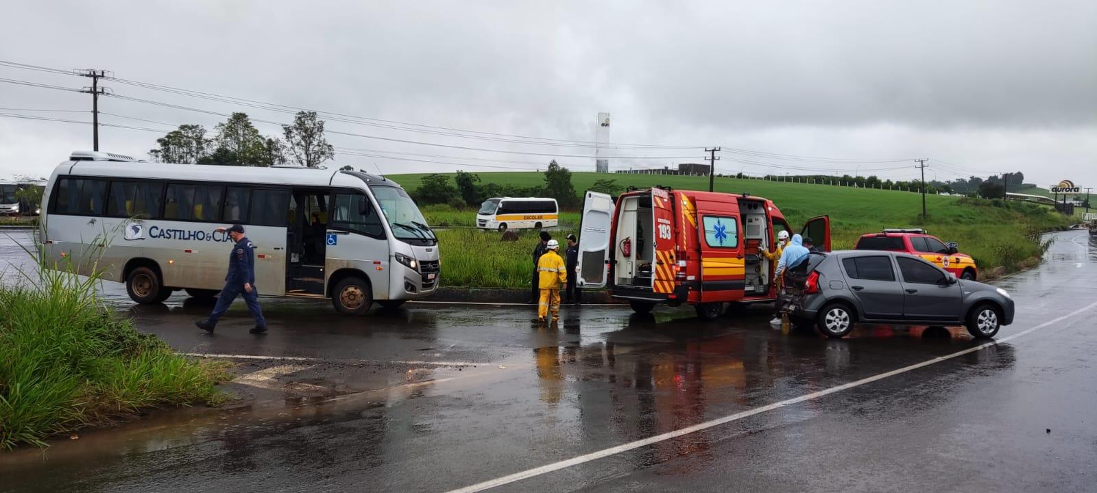 Acidente entre ônibus e carro na SC-157, trevo próximo a Aurora Alimentos de Quilombo/SC