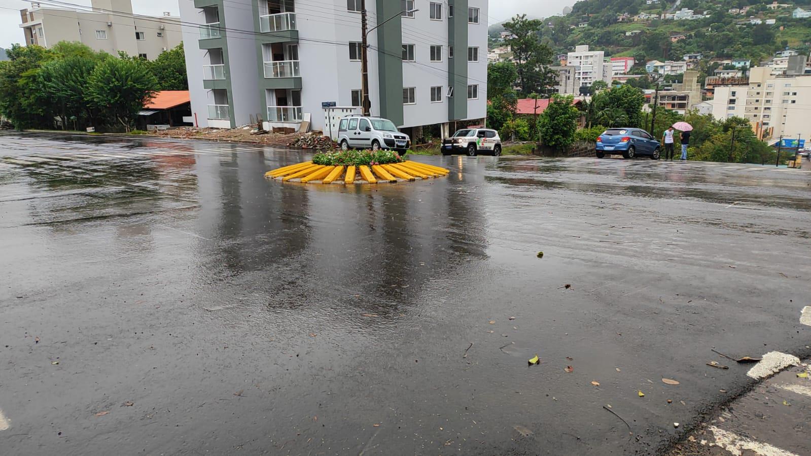 Acidente entre veículos na Rua Presidente Jucelino no centro de Quilombo/SC.