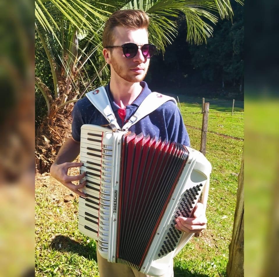 Alan Dobner, locutor, inspira jovens músicos em Quilombo