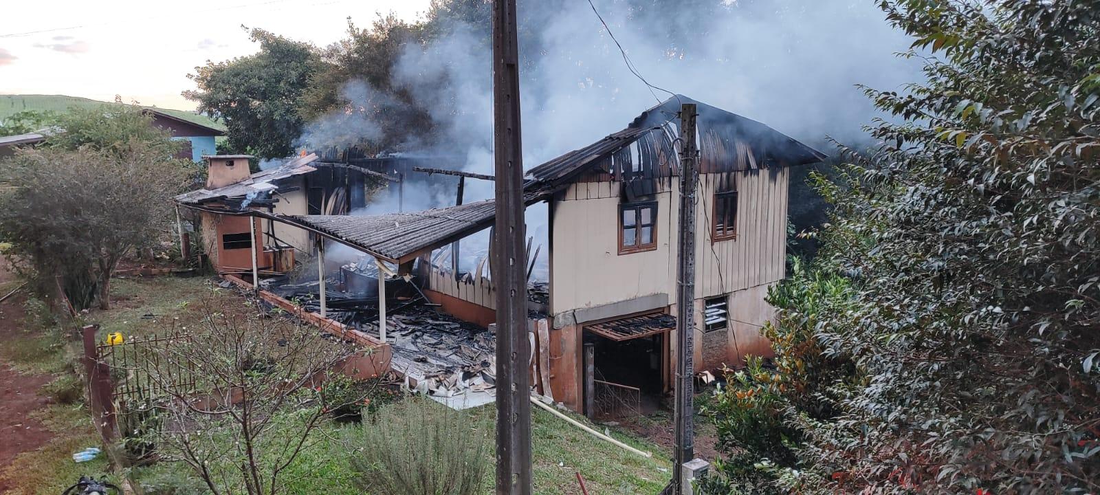 Casa unifamiliar no interior de Quilombo é totalmente consumida pelo fogo
