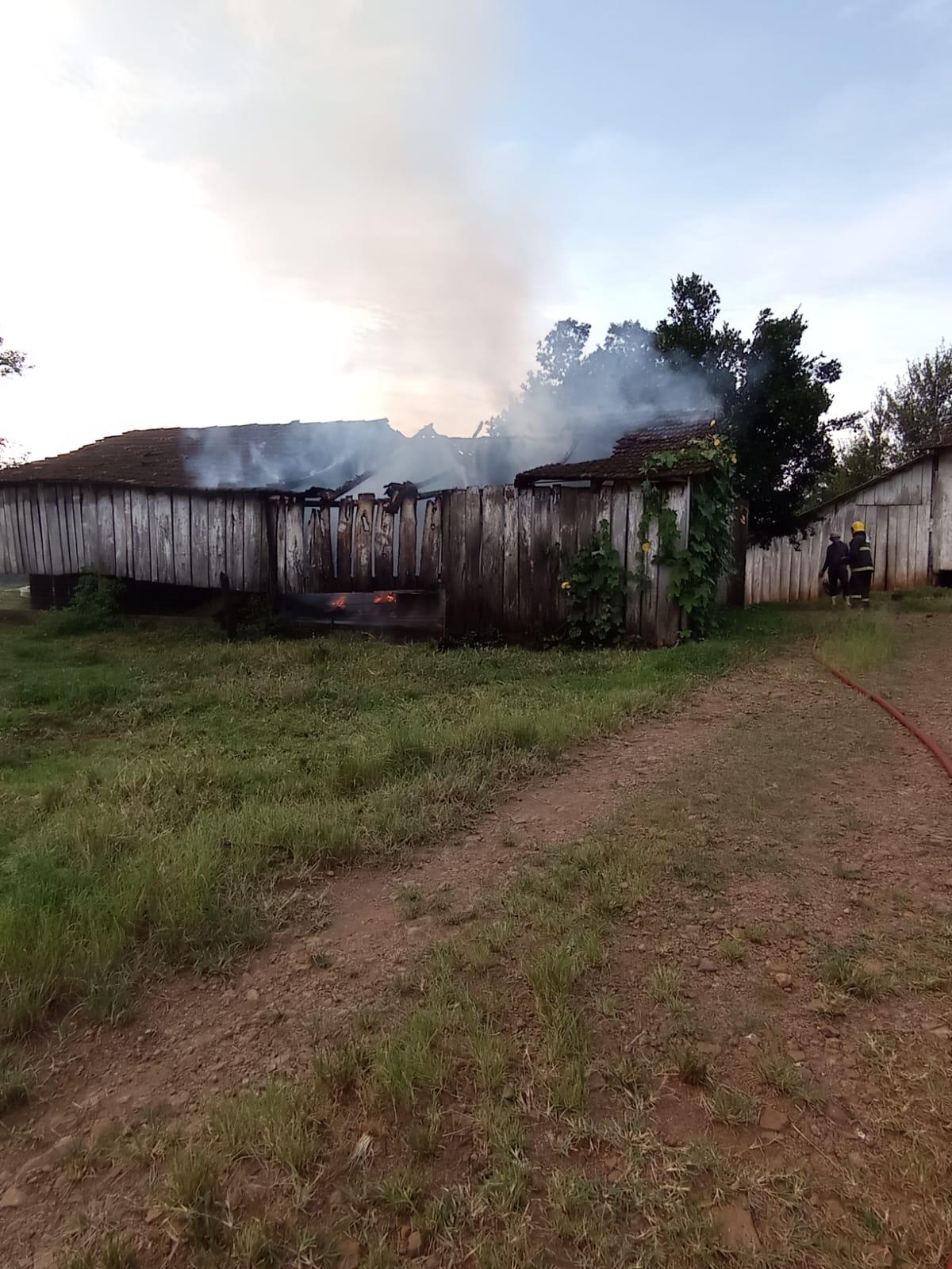 Incêndio em barracão na Linha Consoladora, interior de Quilombo SC