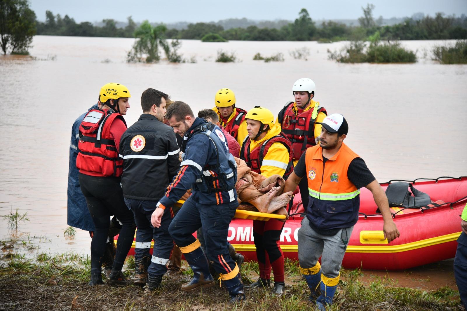 BOMBEIROS CATARINENSES SALVAM 600 VIDAS ENTRE PESSOAS E ANIMAIS NO RIO GRANDE DO SUL