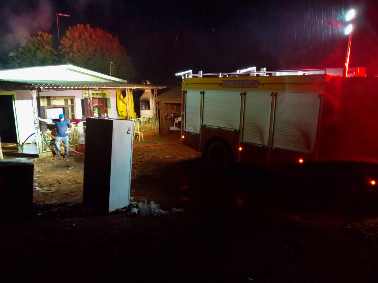 Residência é parcialmente destruída pelo fogo no interior de Quilombo/SC