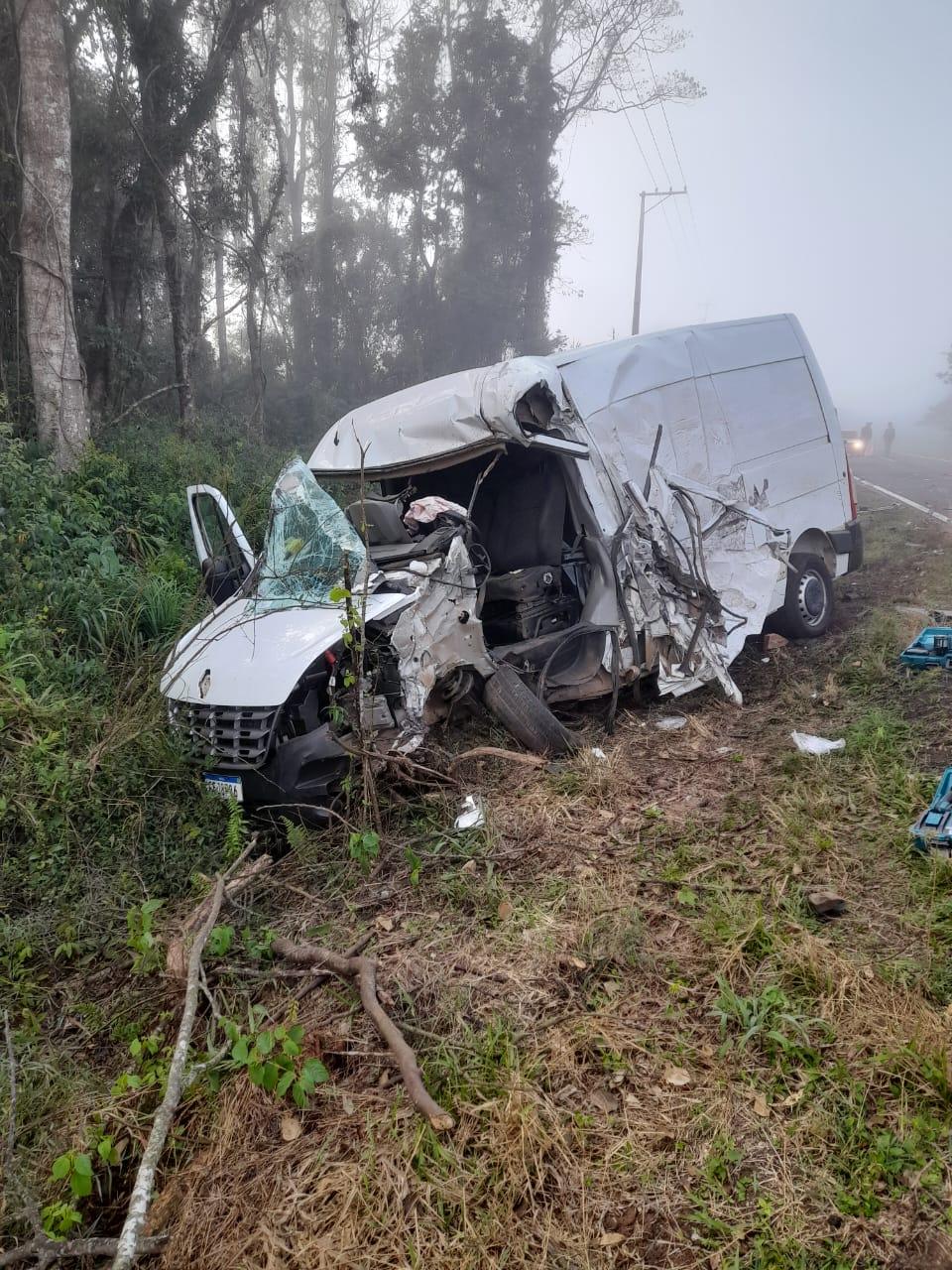 Colisão entre caminhão e van deixa motorista preso as ferragens no Oeste