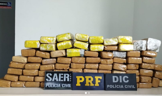 AÇÃO CONJUNTA ENTRE PRF E POLÍCIA CIVIL RESULTOU NA PRISÃO DE UM HOMEM E APREENSÃO DE DROGAS EM CHAPECÓ