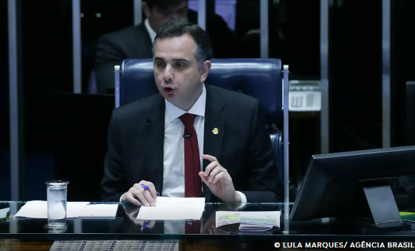 Após alta do dólar, Pacheco condiciona isenção do IR à situação fiscal