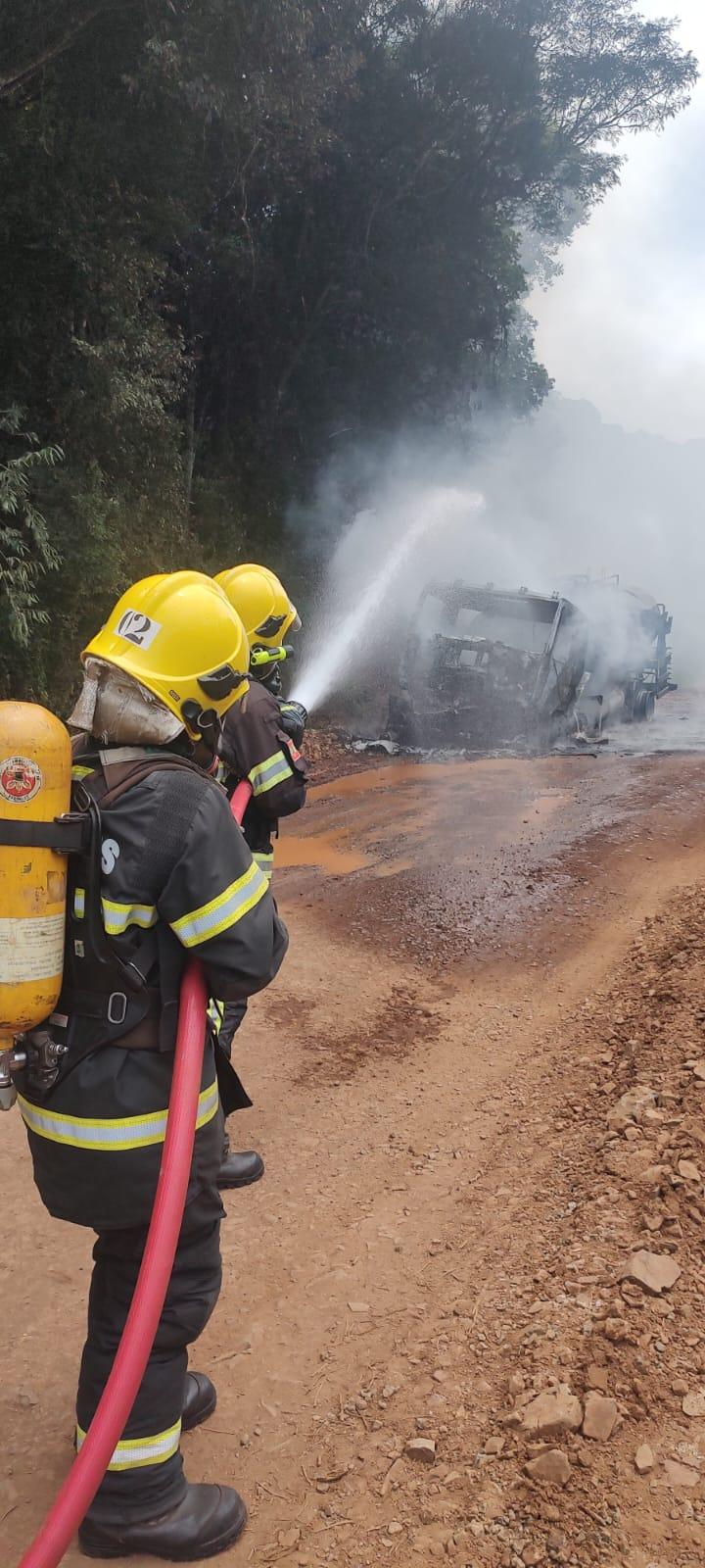 Caminhão que fazia o asfalto no interior de São Domingos é consumido pelo fogo