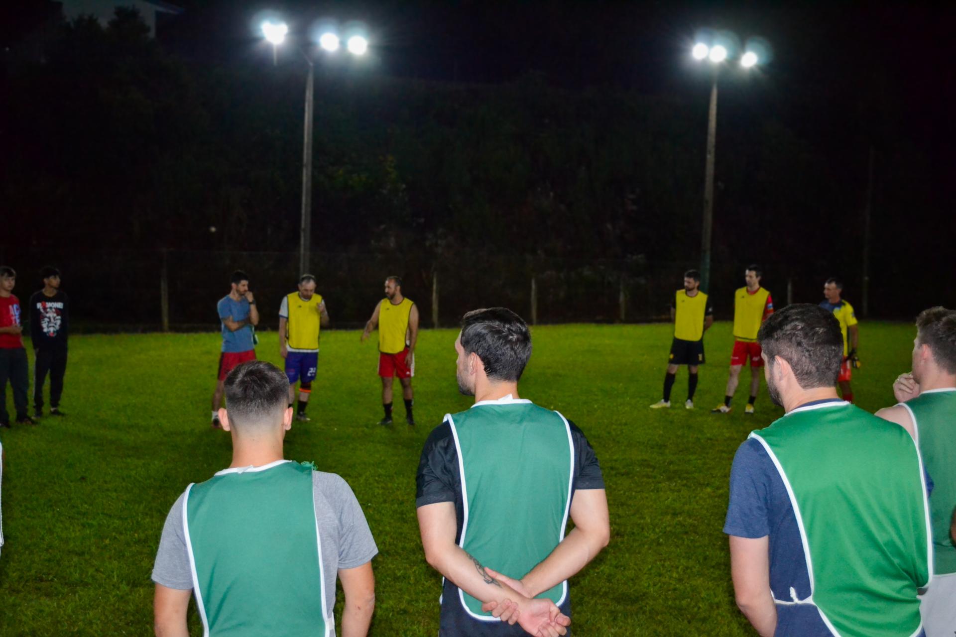 Jogo de Futebol com arrecadação de alimentos é realizado em Quilombo/SC