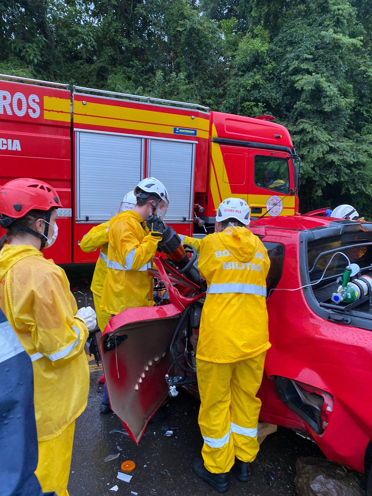 Homem de 50 anos fica gravemente ferido em colisão carro e carreta na SC-157