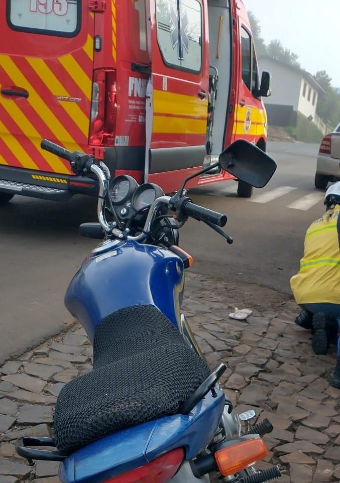 Acidente entre carro e moto no centro de Quilombo deixou condutor com ferimentos leves