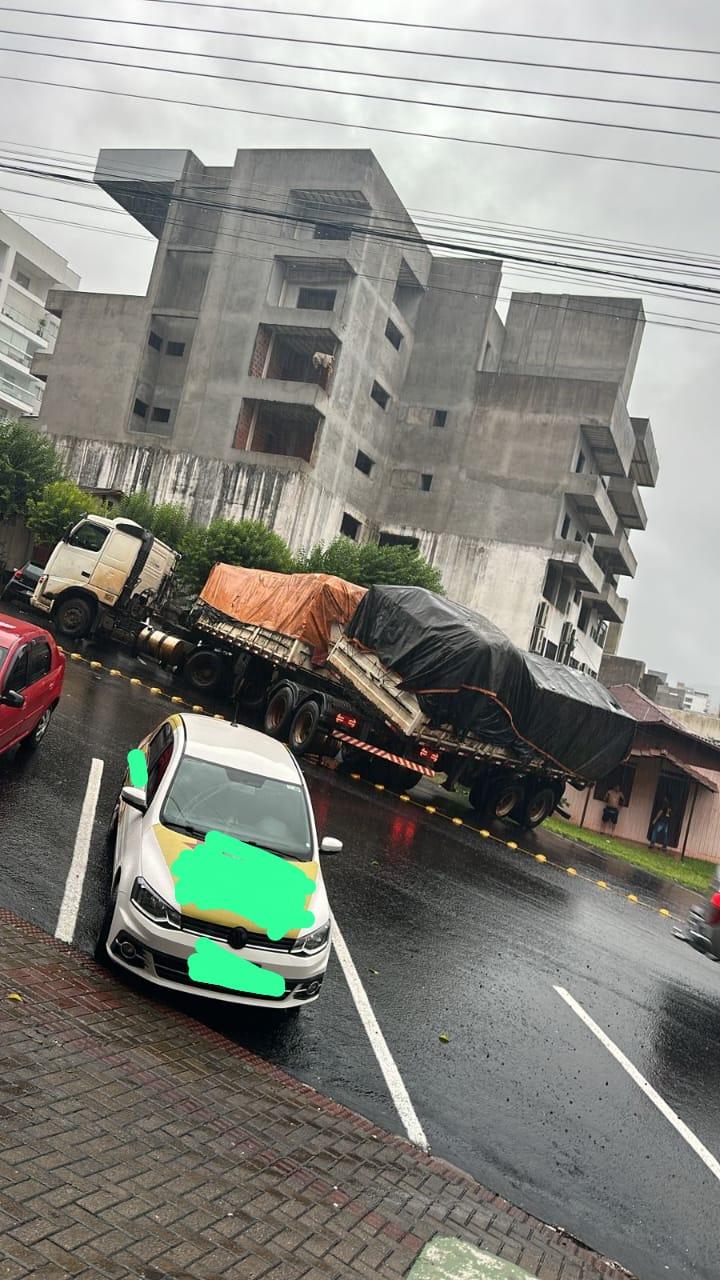 Caminhão desgovernado atinge veículos estacionados no centro de Quilombo/SC