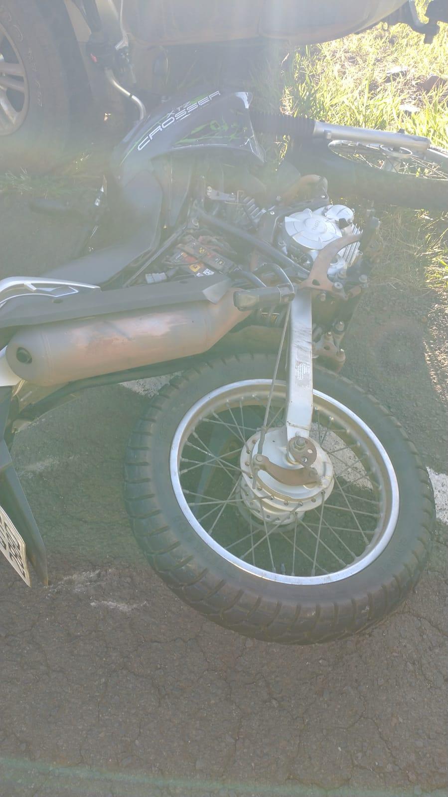 Colisão moto e carro deixa motociclista de 19 anos com várias fraturas