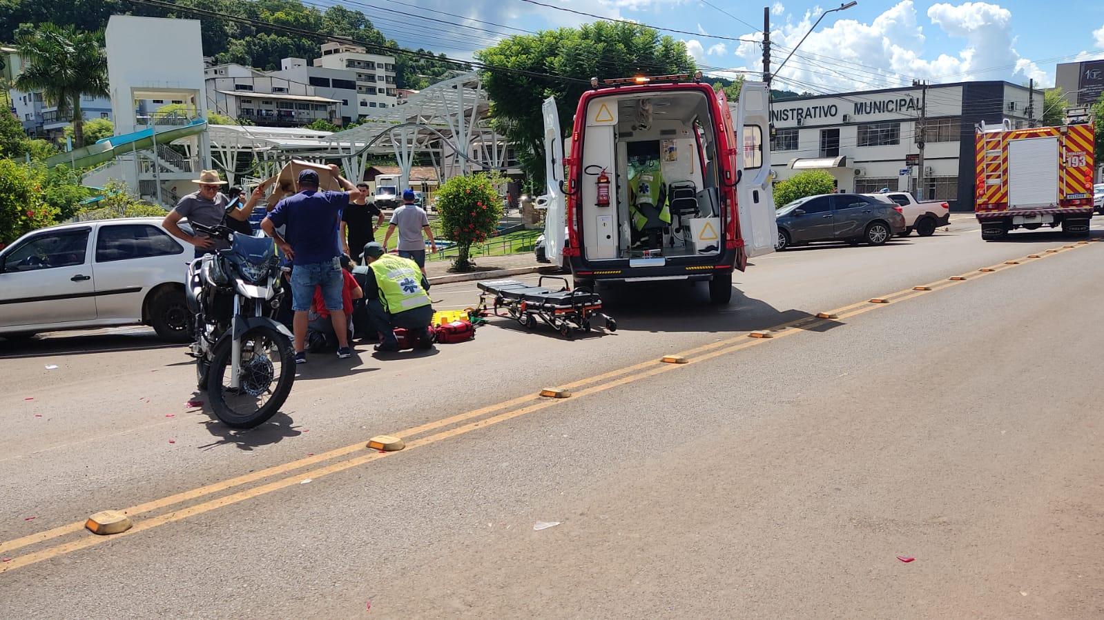 Condutor da moto é encaminhado ao Hospital com fratura após acidente no centro de Quilombo/SC