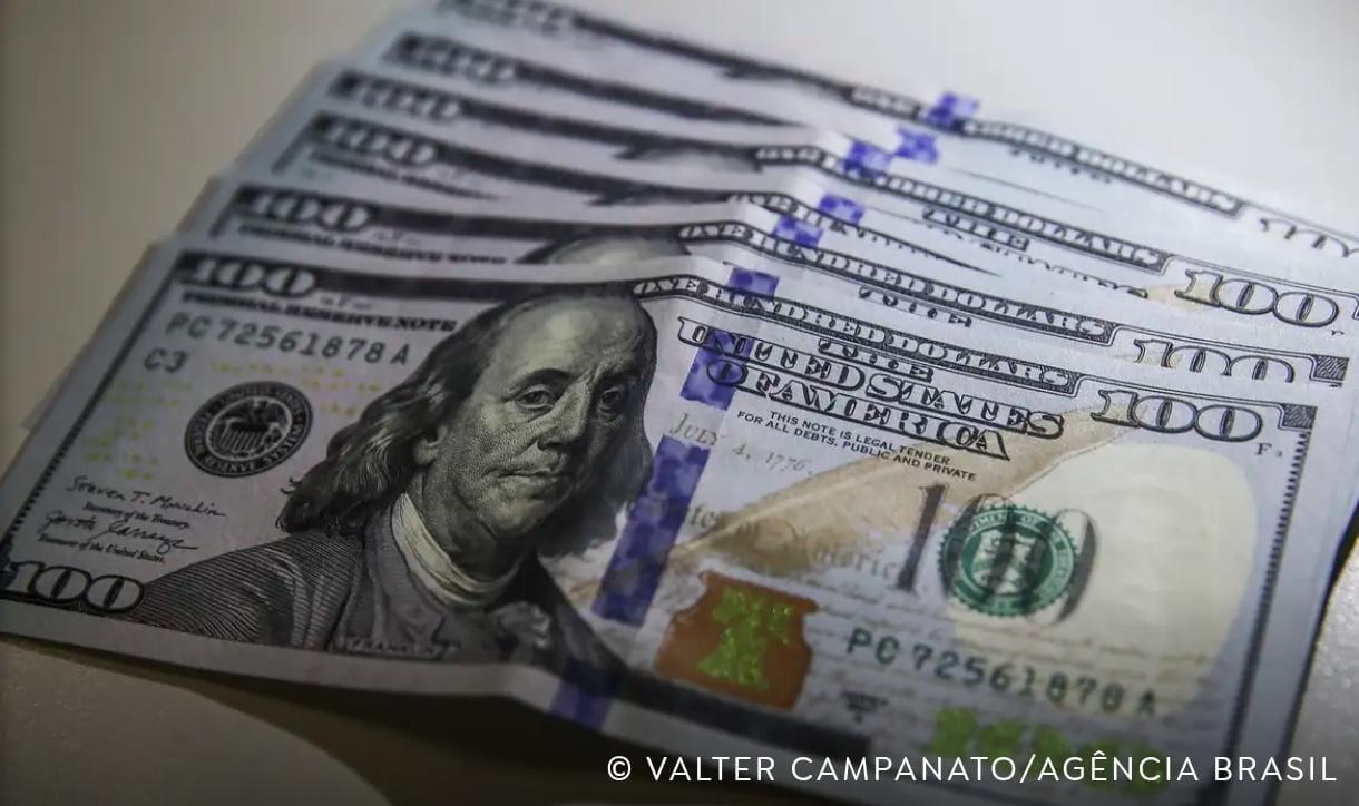 Dólar fecha praticamente estável mesmo com inflação nos EUA