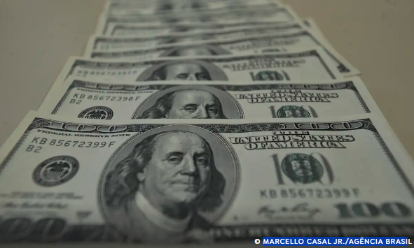 Dólar sobe para R$ 5,75 com receio sobre inflação