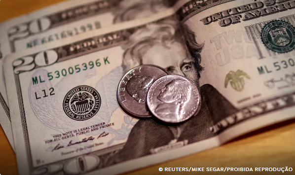 Dólar supera R$ 5,80 após Caged e ameaças de Trump