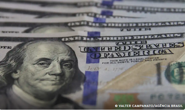 Dólar ultrapassa R$ 5,70 com ata da reunião do Fed