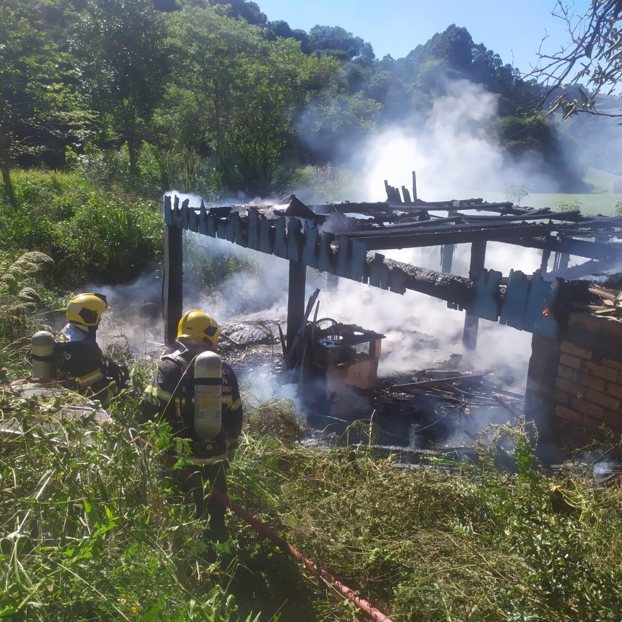 INCÊNDIO EM RESIDÊNCIA NO INTERIOR DE SÃOLOURENÇO DO OESTE