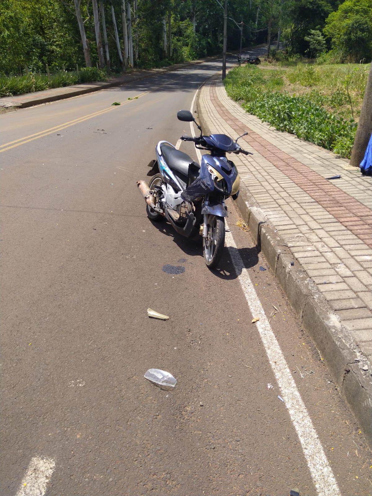 Mulher sofre vários ferimentos após colisão e queda do moto em Quilombo