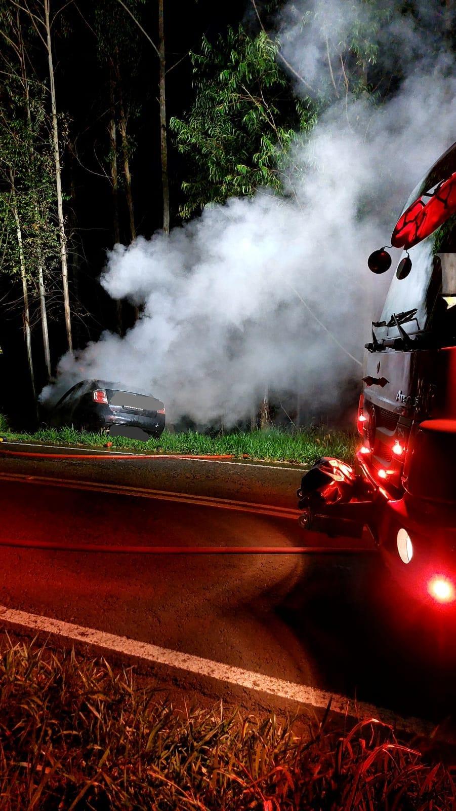 Veículo pega fogo após colidir em outro veículo, perder o controle e bater em árvore no interior de Quilombo