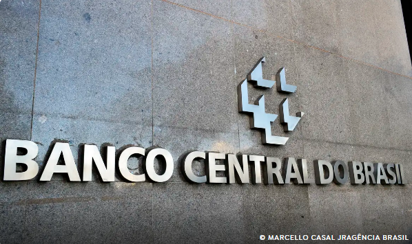 BC vende US$ 845 mi das reservas internacionais para segurar dólar