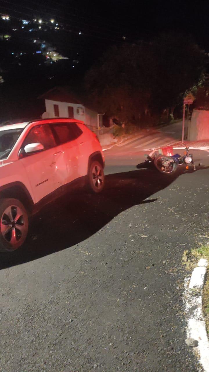 Colisão carro e moto no centro de Quilombo