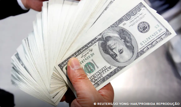 Dólar cai para R$ 5,70 com dados fracos dos EUA e ata do Copom