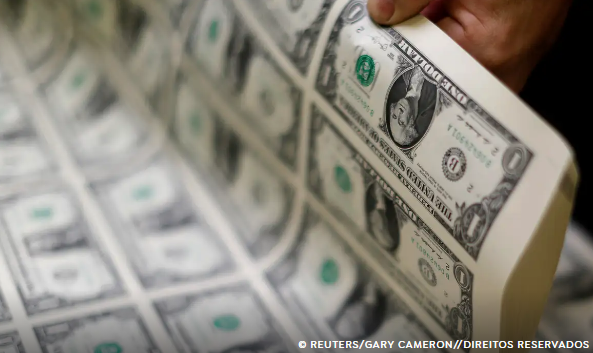 Dólar cai para R$ 5,81 em dia de trégua com moedas emergentes