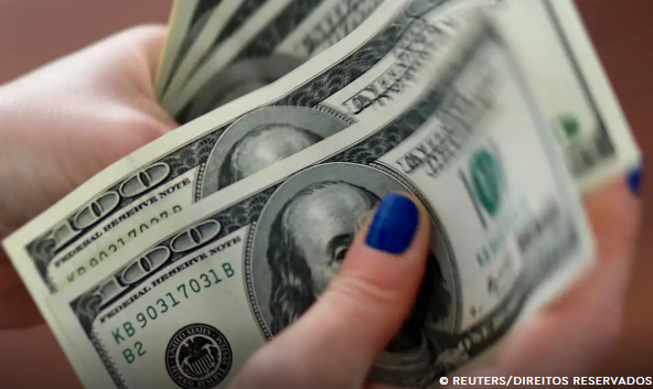 Dólar fecha a R$ 5,67 e atinge menor valor em cinco meses