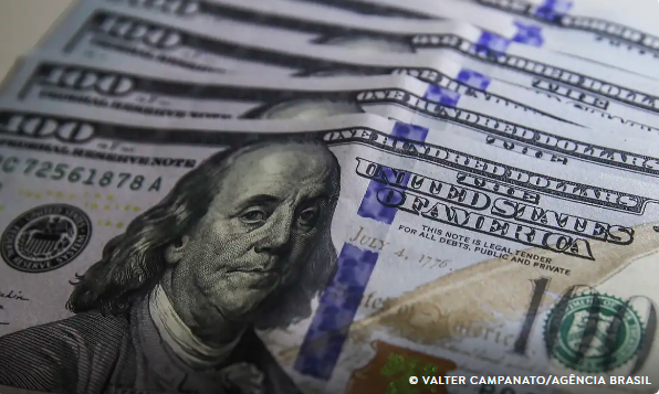 Dólar sobe para R$ 5,71 com piora de ambiente no exterior