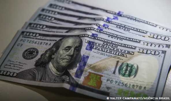 Dólar sobe para R$ 5,75 após imposição de tarifas de Trump