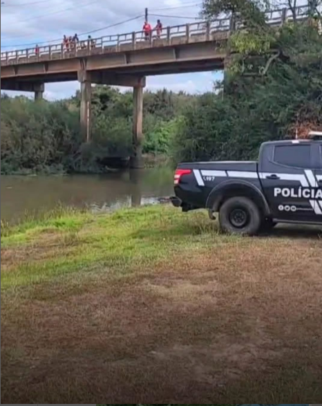 HOMEM JOGA FILHO DE 8 ANOS DE PONTE EM SÃO GABRIEL E SE ENTREGA À POLÍCIA