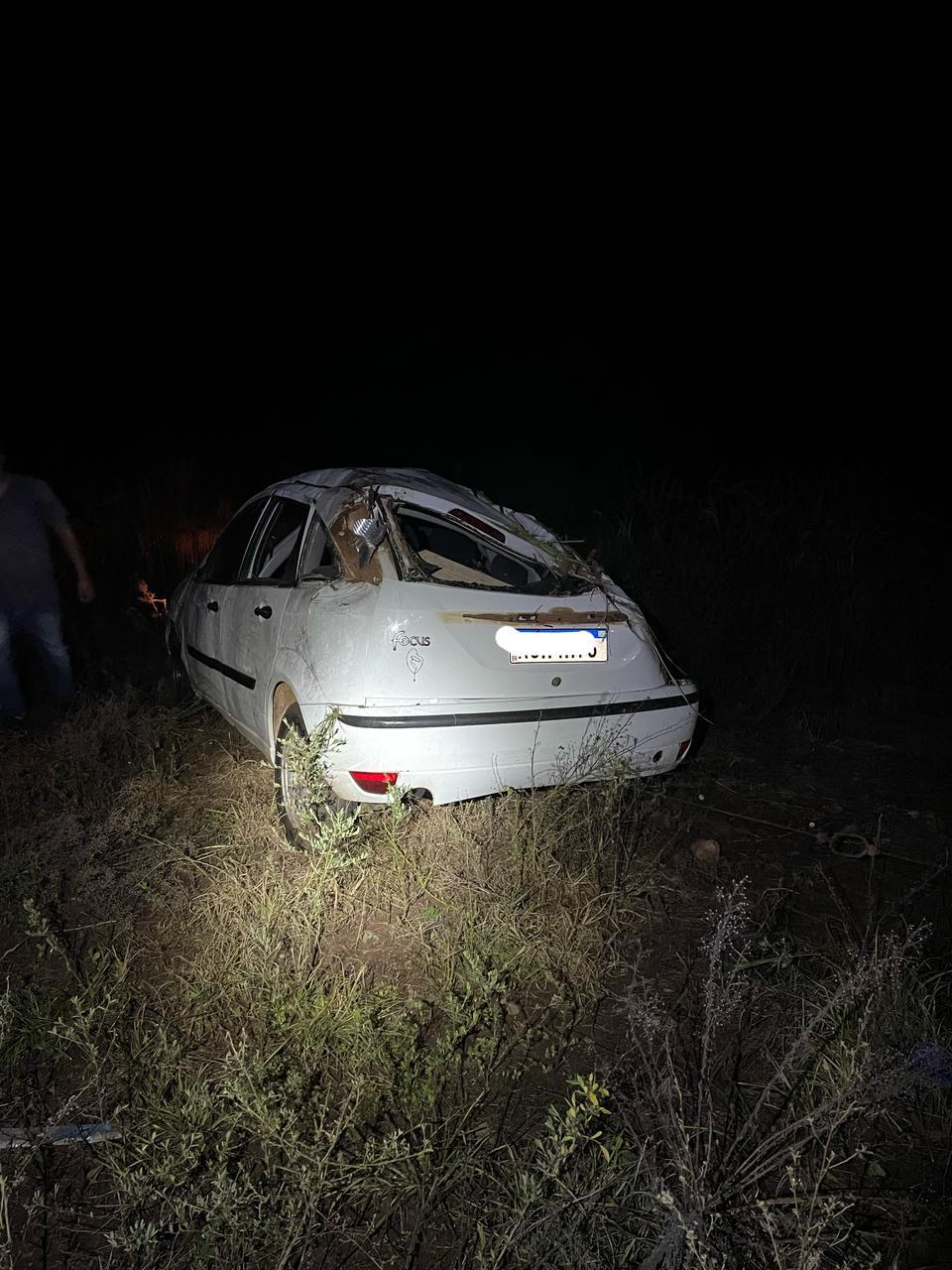 Saída de pista e capotamento deixa 05 jovens feridos e uma estado gravíssimo em Ipuaçú/SC