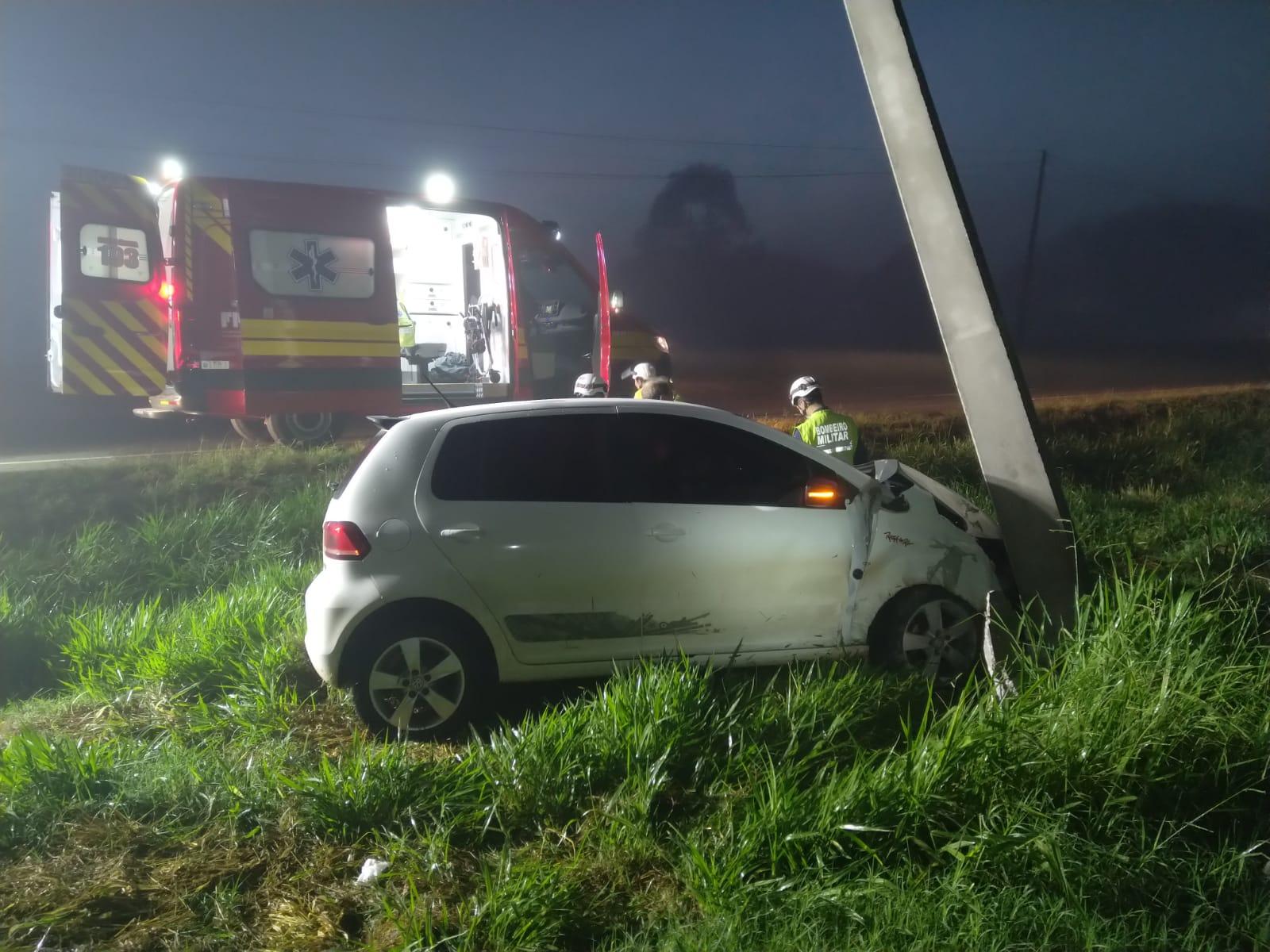 Saída de pista e seguida de colisão em poste na SC-157 em Quilombo