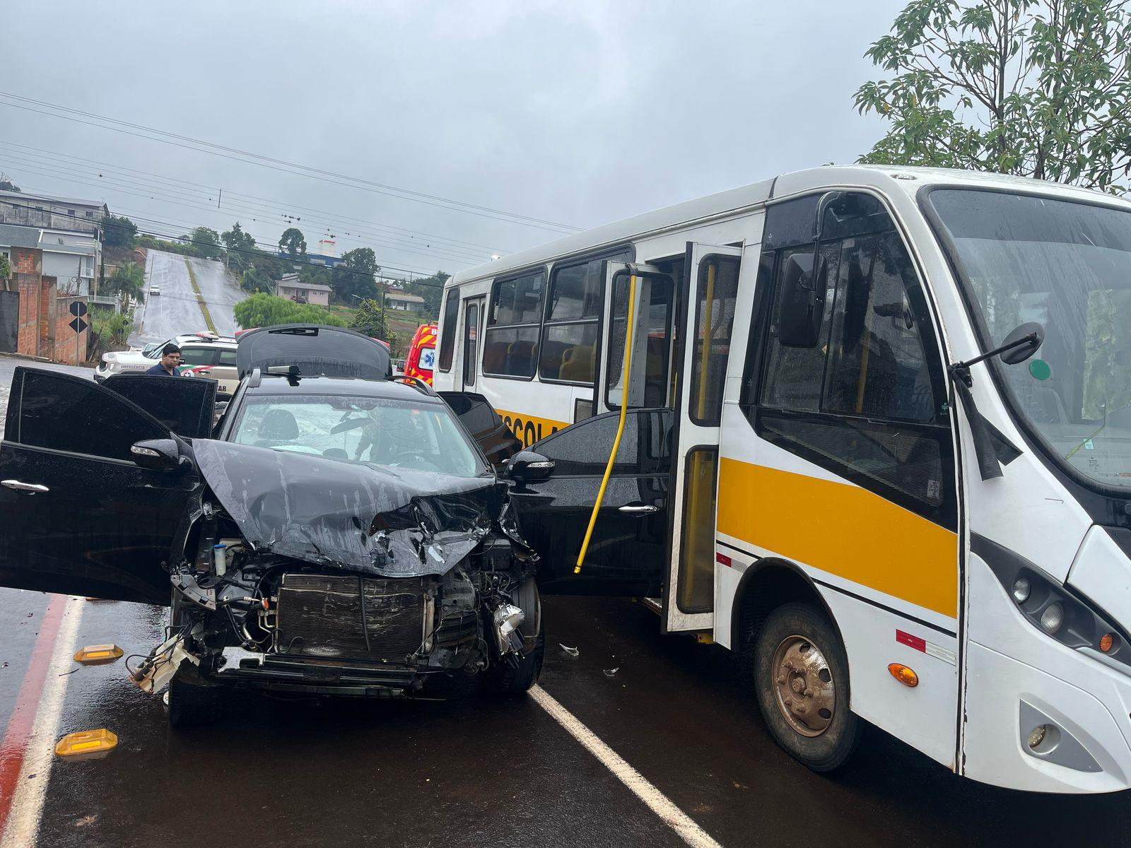 Acidente entre carro e ônibus deixa feridos em São Lourenço do Oeste