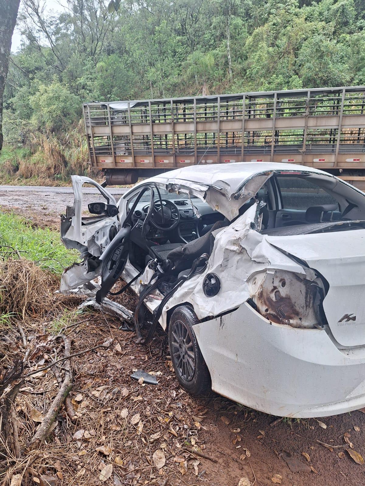Colisão caminhão e veículo de passeio na SC-157