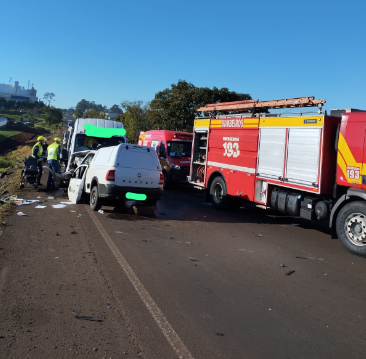 Colisão entre Saveiro e Van da Saúde deixa pessoas feridas em Pinhalzinho