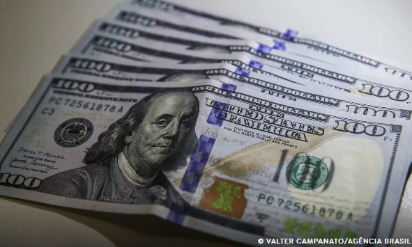 Dólar cai para R$ 5,72 e atinge menor nível em quase três semanas