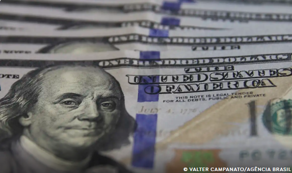 Dólar cai pela sétima vez seguida e fecha em R$ 5,64