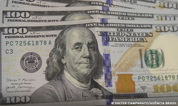Dólar cai pela sexta vez seguida e fecha em R$ 5,68