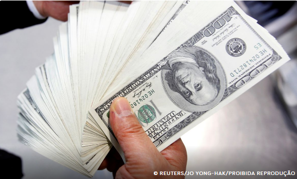 Dólar desaba após tarifas de Trump e atinge menor valor em seis meses