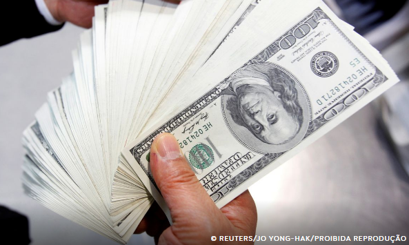 Dólar encosta em R$ 6 após Trump impor taxa de 104% à China
