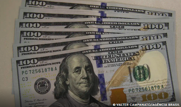Dólar fecha a R$ 5,70 e cai 3,57% em março